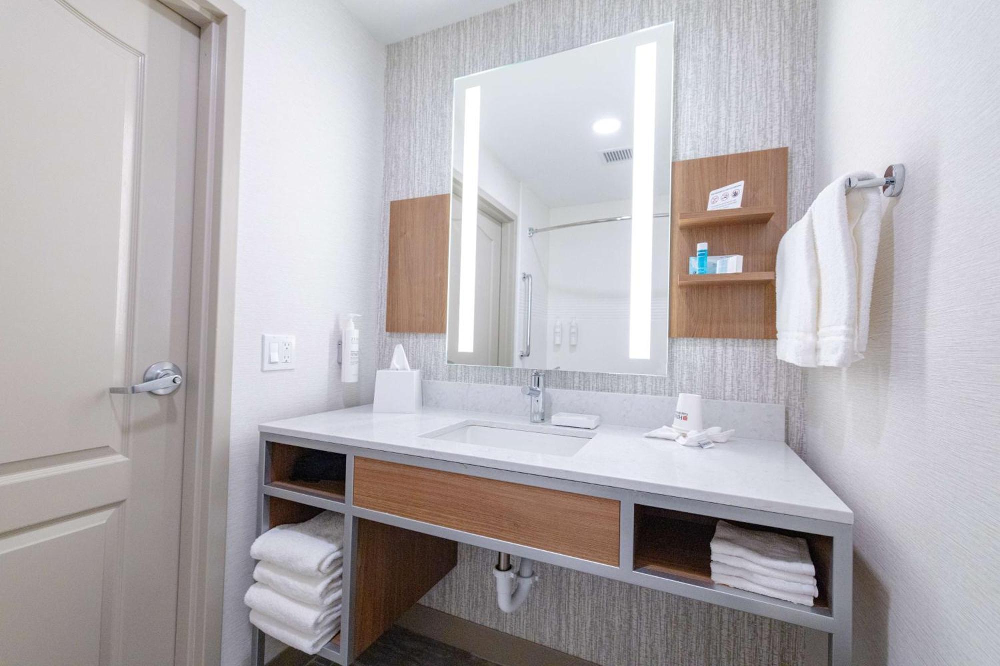 Hilton Garden Inn לייקווד מראה חיצוני תמונה